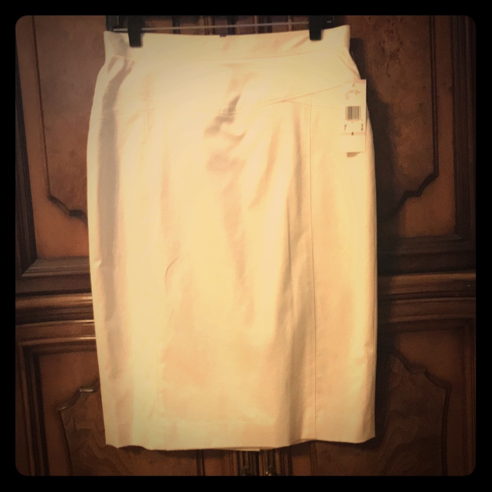 Anne Klein white skirt. Cotton blend. NWT. Size 6